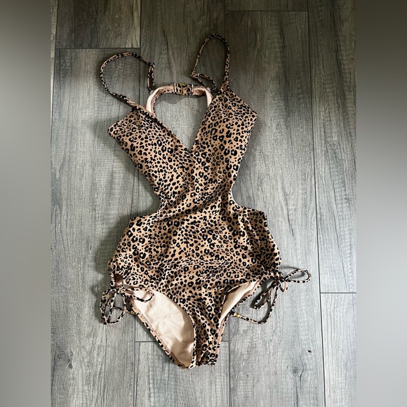 Windsor Leopard Print Cut-Out One-Piece🖤✨ - Picture 6 of 6